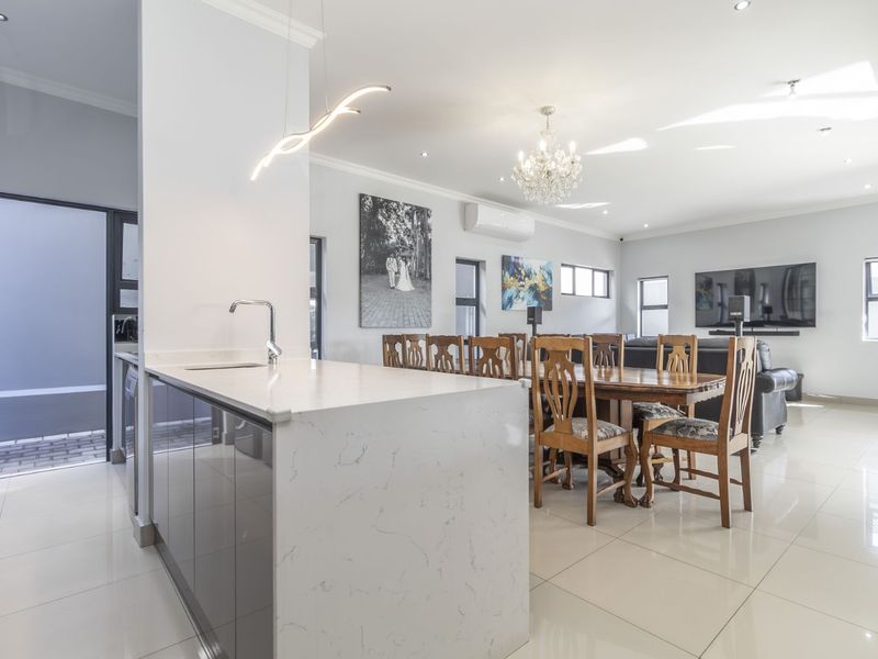 House For Sale in Olivedale - Photo 10