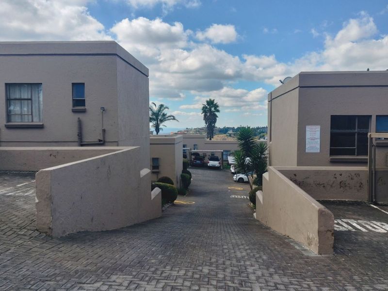 Townhouse For Sale in Mindalore - Photo 2