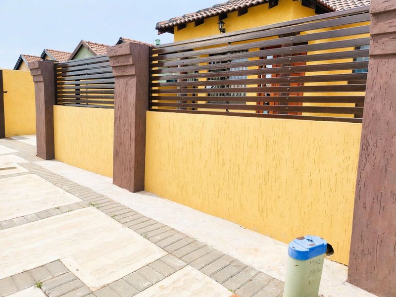 House For Sale in Soshanguve YY - Photo 2