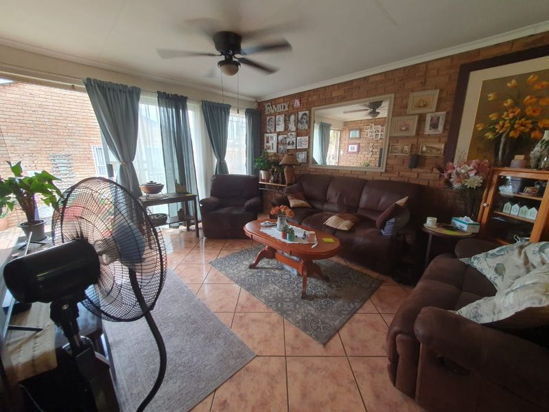 Townhouse For Sale in Noordheuwel - Photo 3