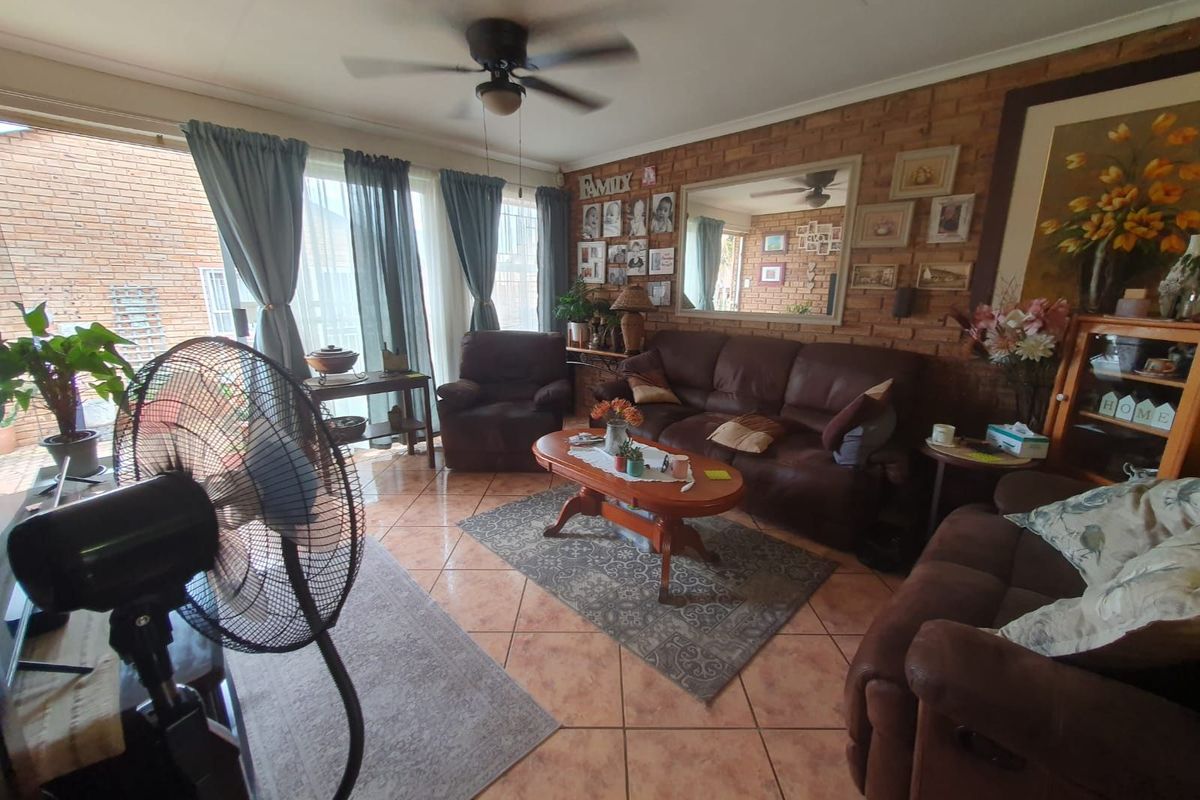 Townhouse For Sale in Noordheuwel - Photo 3