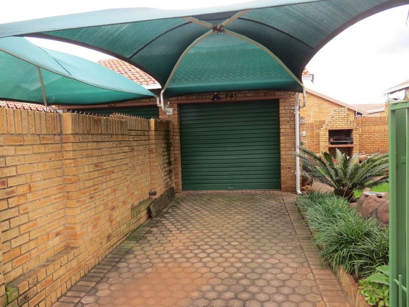 Townhouse For Sale in Noordheuwel - Photo 2