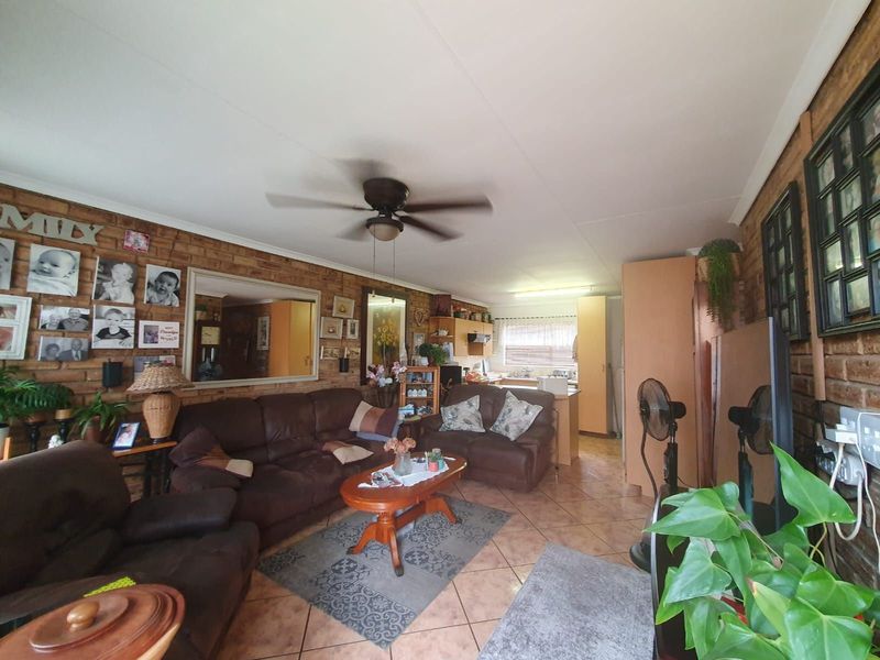 Townhouse For Sale in Noordheuwel - Photo 4