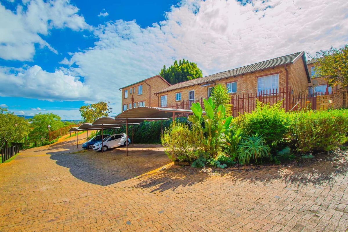 Townhouse For Sale in Wilgeheuwel - Photo 2