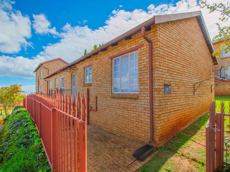 Townhouse For Sale in Wilgeheuwel - Photo 5