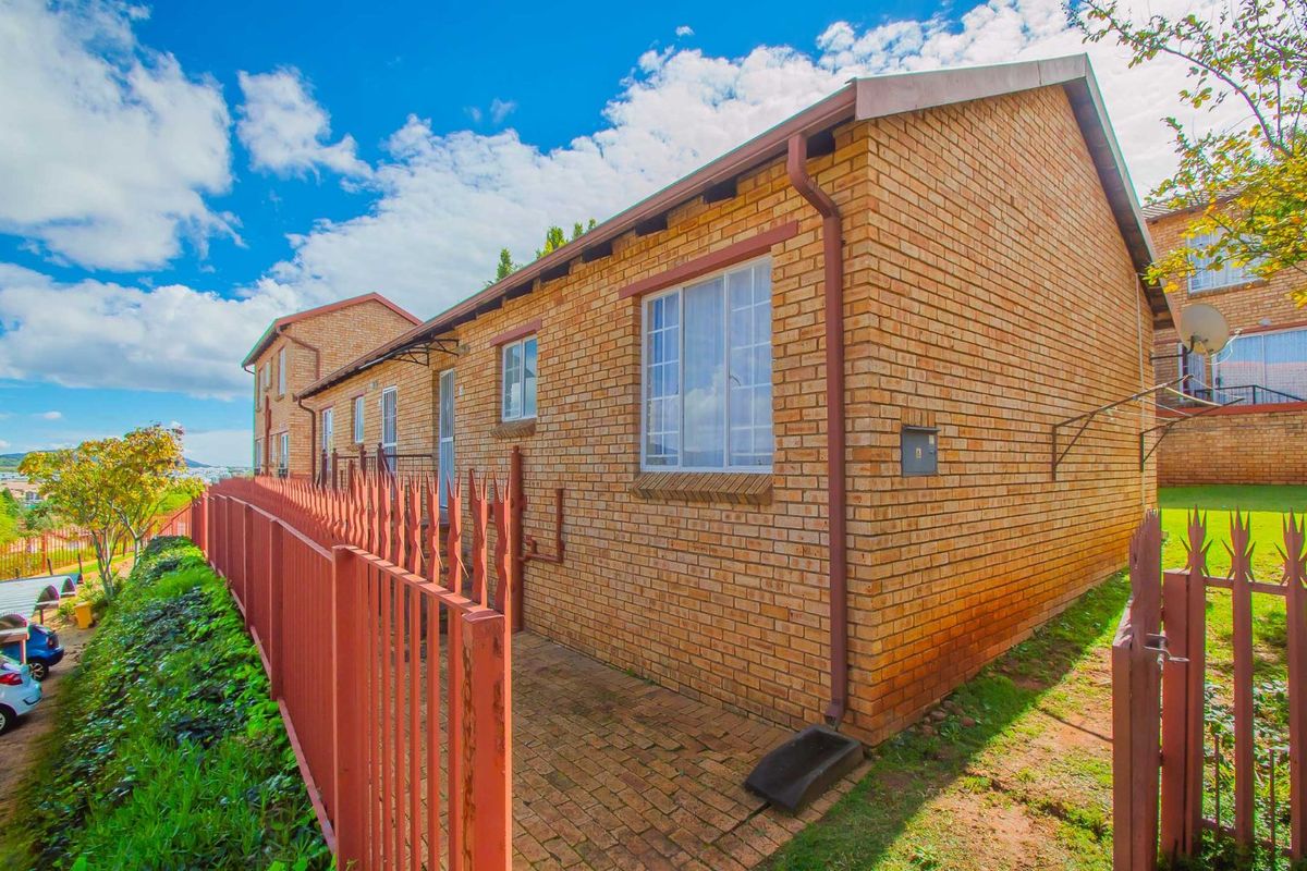Townhouse For Sale in Wilgeheuwel - Photo 5