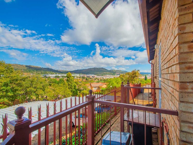 Townhouse For Sale in Wilgeheuwel - Photo 4