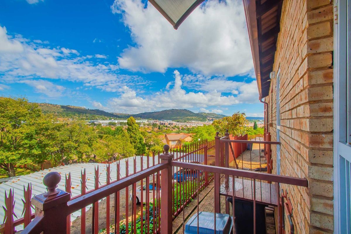 Townhouse For Sale in Wilgeheuwel - Photo 4