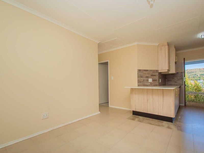 Townhouse For Sale in Wilgeheuwel - Photo 7
