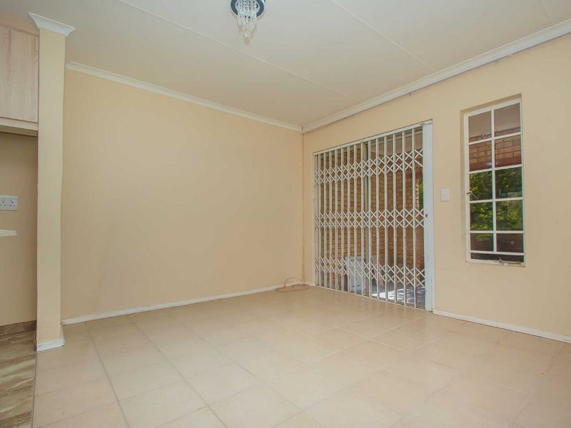 Townhouse For Sale in Wilgeheuwel - Photo 6