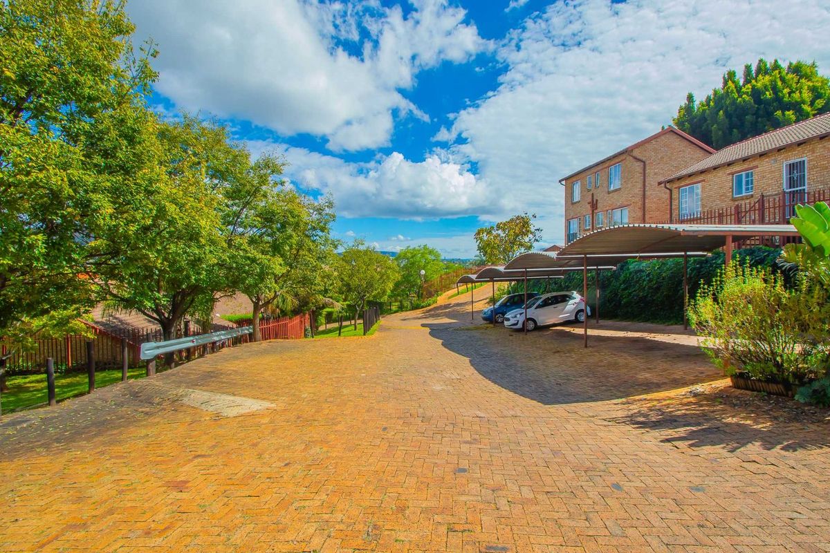 Townhouse For Sale in Wilgeheuwel - Photo 3