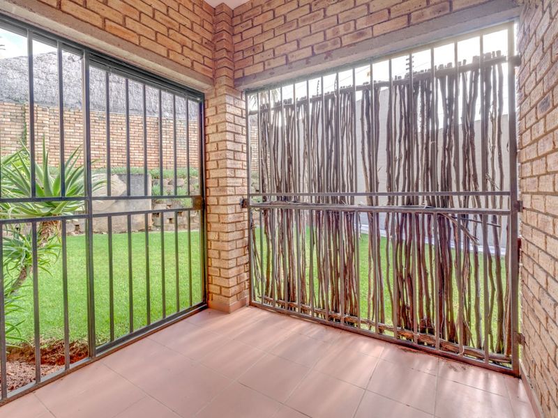 Townhouse For Sale in Wilgeheuwel - Photo 7