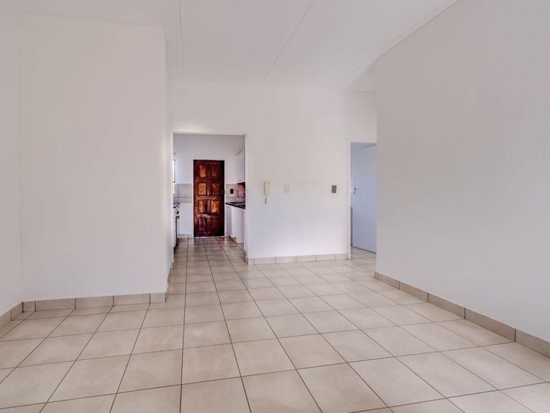 Townhouse For Sale in Wilgeheuwel - Photo 5