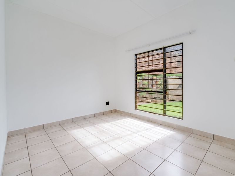 Townhouse For Sale in Wilgeheuwel - Photo 9