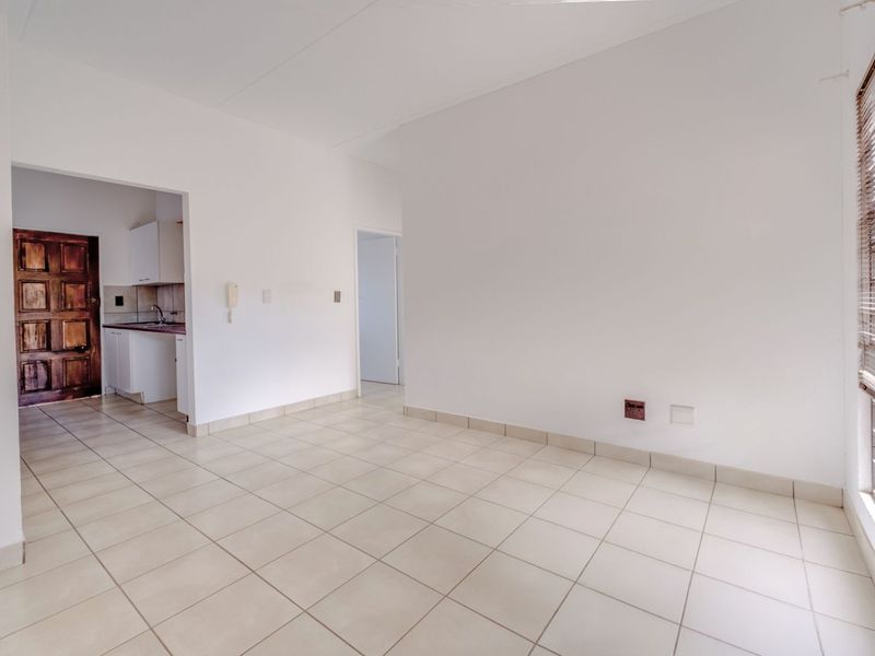 Townhouse For Sale in Wilgeheuwel - Photo 4