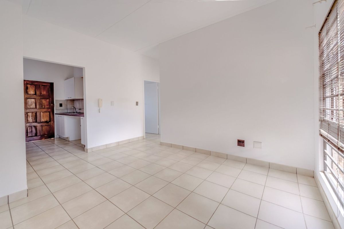 Townhouse For Sale in Wilgeheuwel - Photo 4