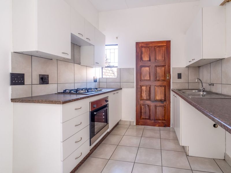 Townhouse For Sale in Wilgeheuwel - Photo 2