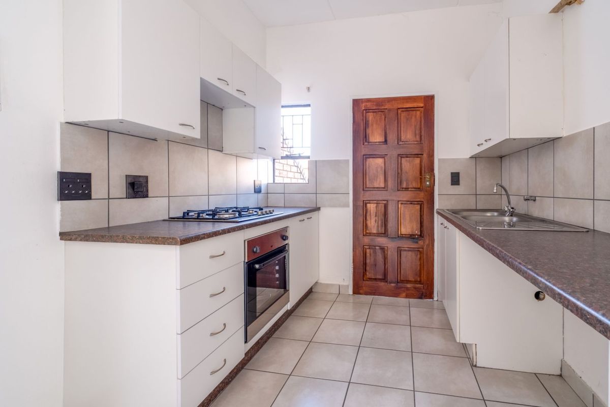 Townhouse For Sale in Wilgeheuwel - Photo 2