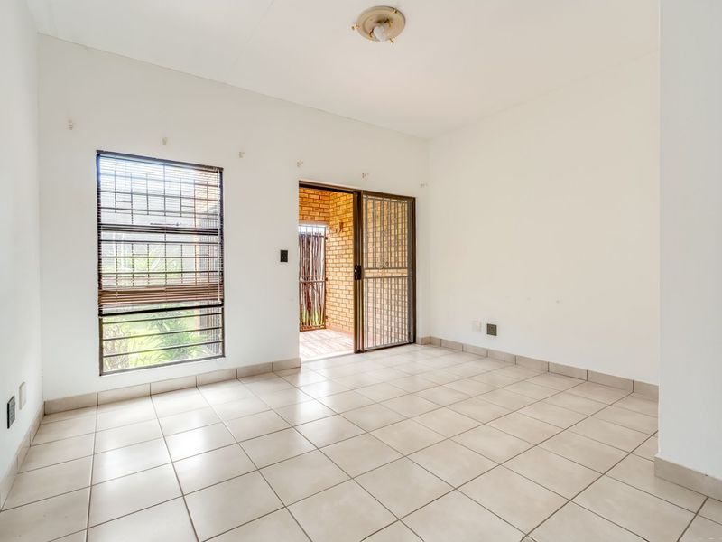 Townhouse For Sale in Wilgeheuwel - Photo 3