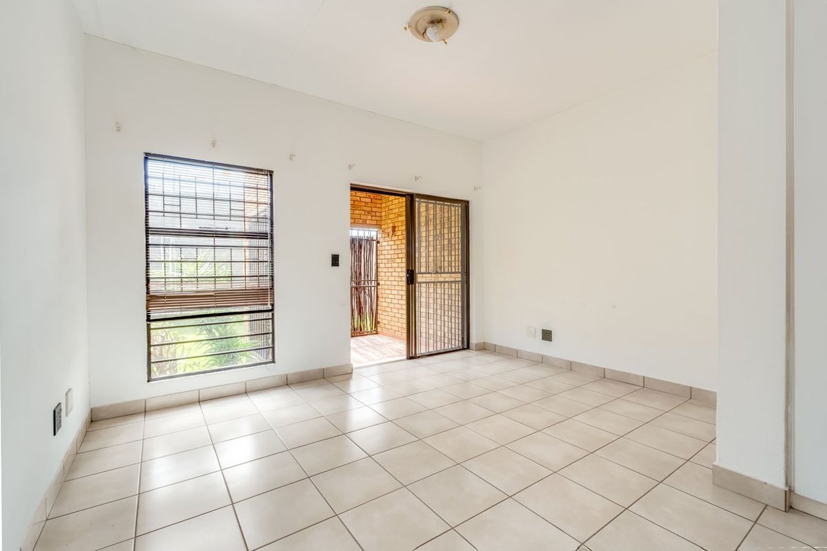 Townhouse For Sale in Wilgeheuwel - Photo 3