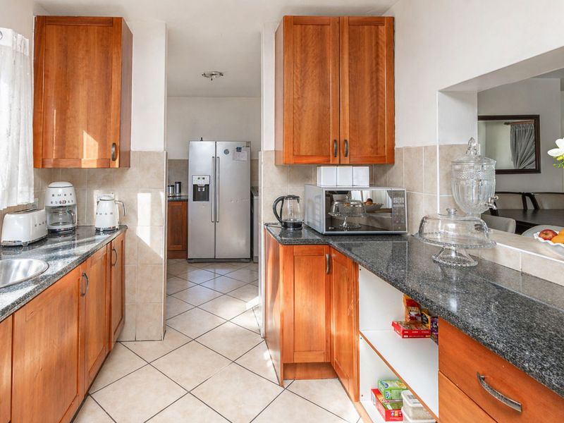 House For Sale in Country View - Photo 3