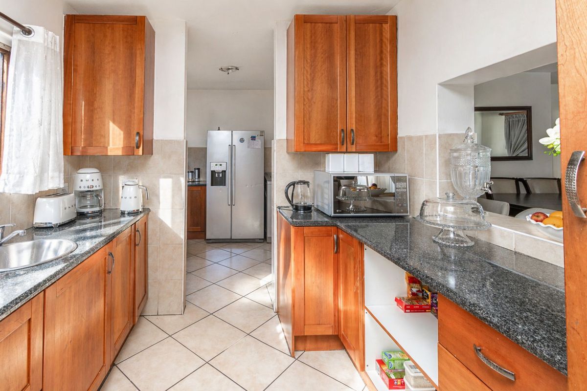 House For Sale in Country View - Photo 3