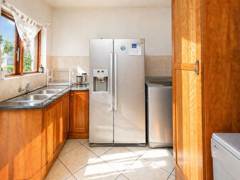 House For Sale in Country View - Photo 5