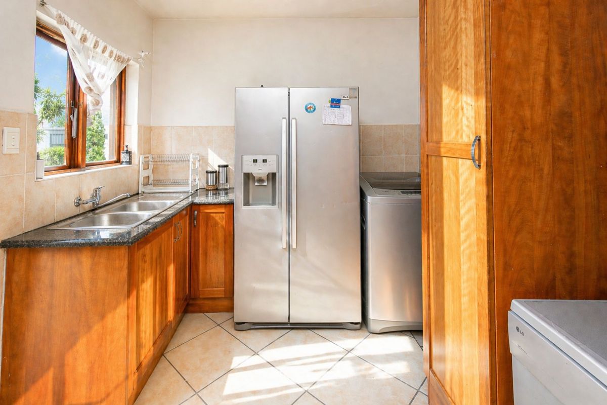 House For Sale in Country View - Photo 5