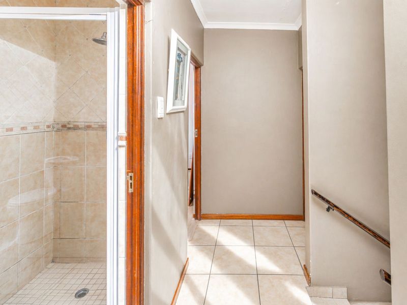 House For Sale in Country View - Photo 9