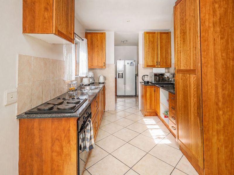 House For Sale in Country View - Photo 6