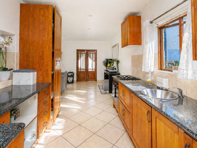 House For Sale in Country View - Photo 7