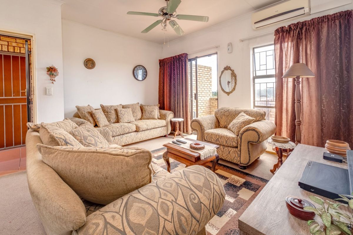 Townhouse For Sale in Wilgeheuwel - Photo 4
