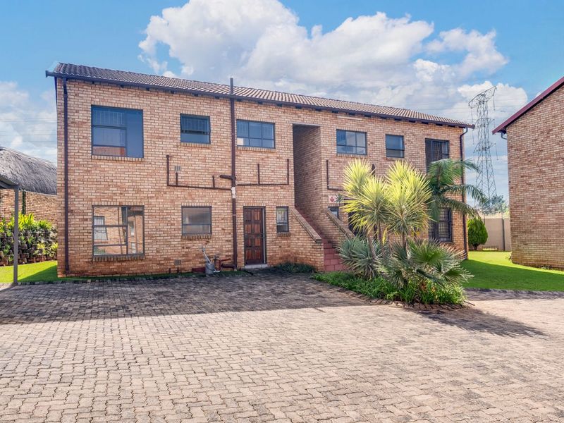 Townhouse For Sale in Wilgeheuwel - Photo 2