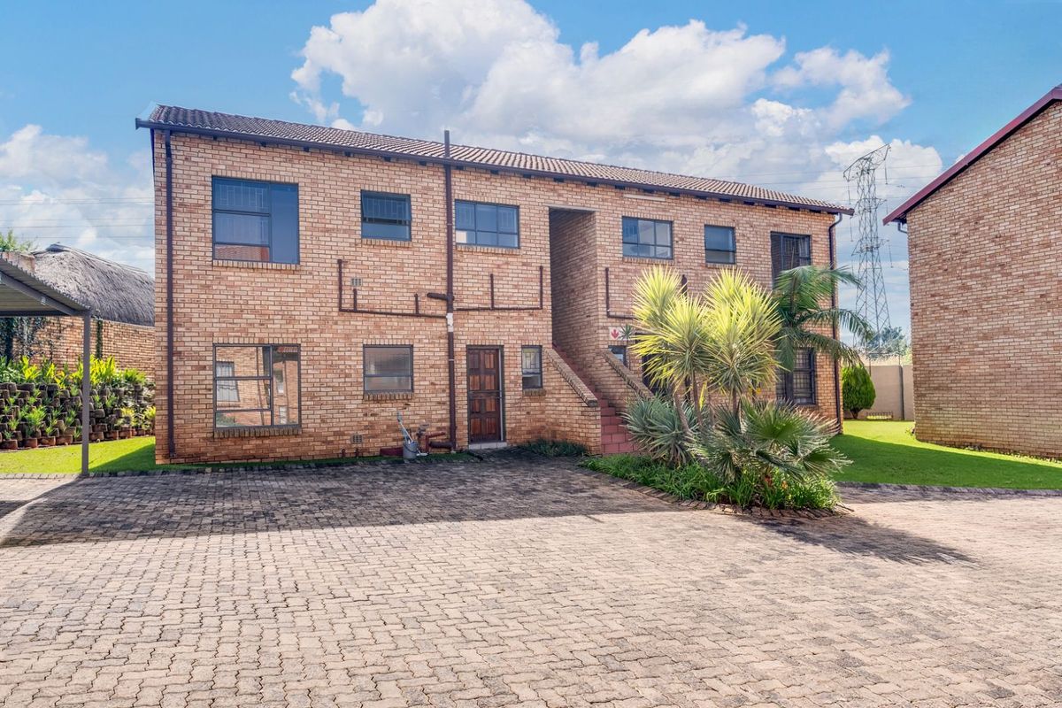Townhouse For Sale in Wilgeheuwel - Photo 2