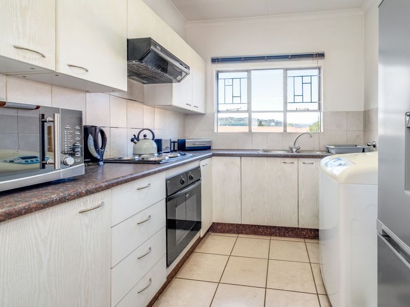 Townhouse For Sale in Wilgeheuwel - Photo 3