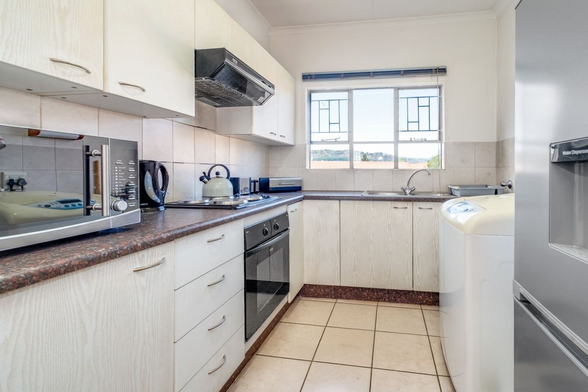 Townhouse For Sale in Wilgeheuwel - Photo 3
