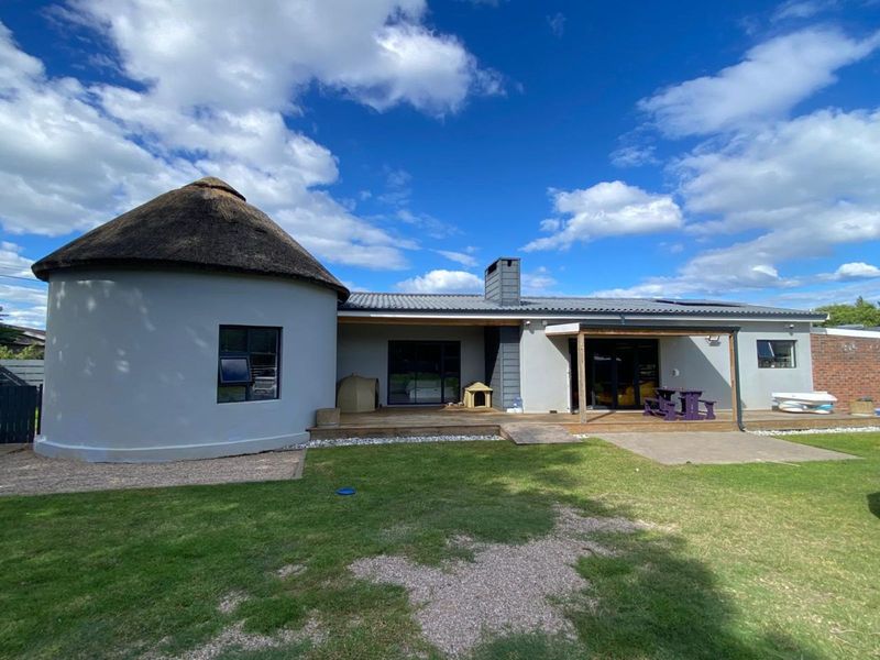 House For Sale in Riverside - Photo 2