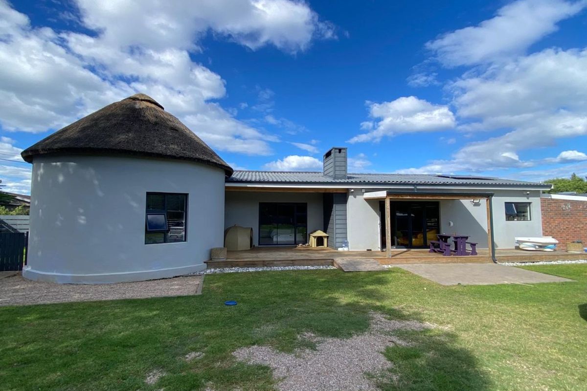 House For Sale in Riverside - Photo 2