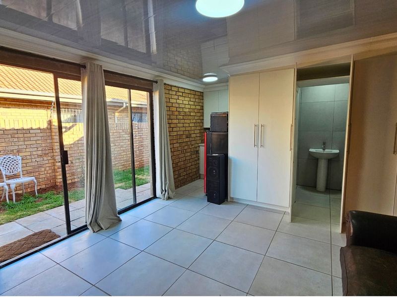 House For Sale in Hillcrest - Photo 7