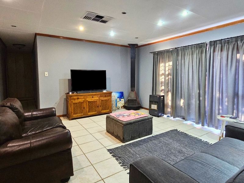 House For Sale in Hillcrest - Photo 2