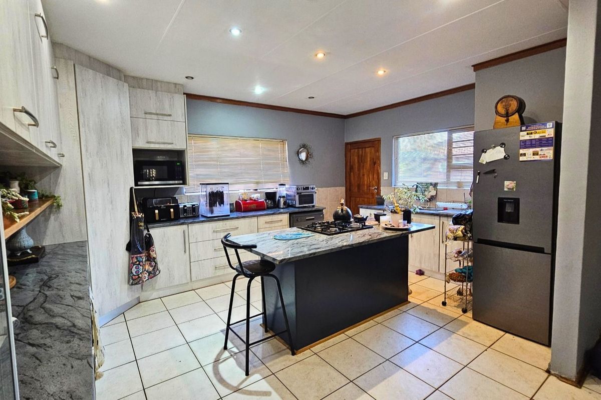 House For Sale in Hillcrest - Photo 5