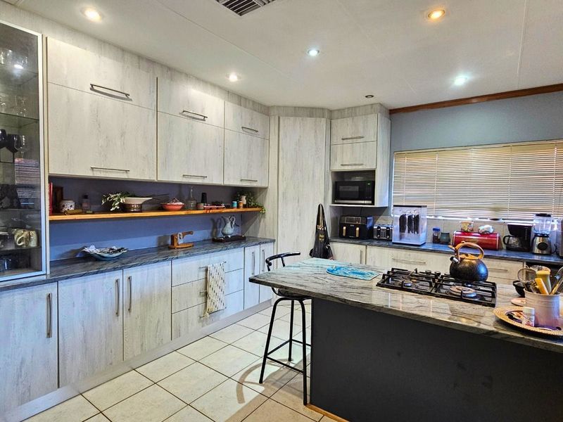 House For Sale in Hillcrest - Photo 6