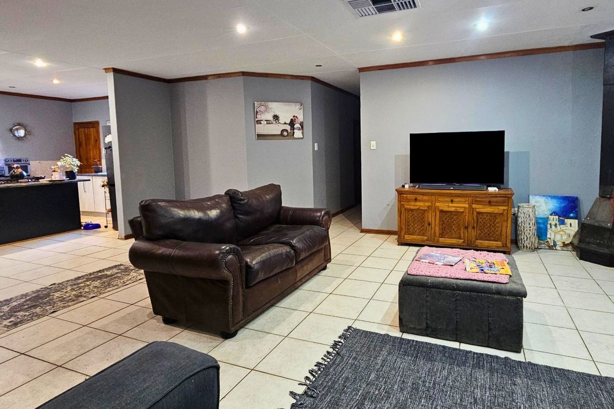 House For Sale in Hillcrest - Photo 3