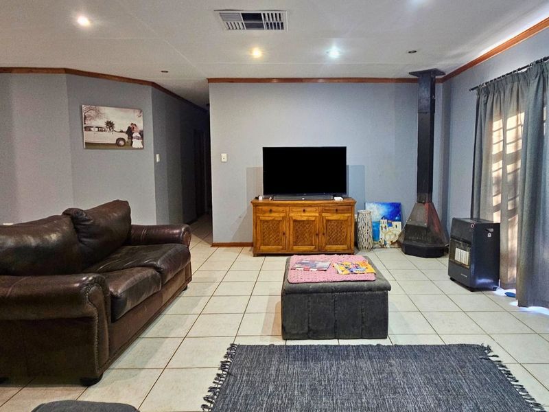 House For Sale in Hillcrest - Photo 4