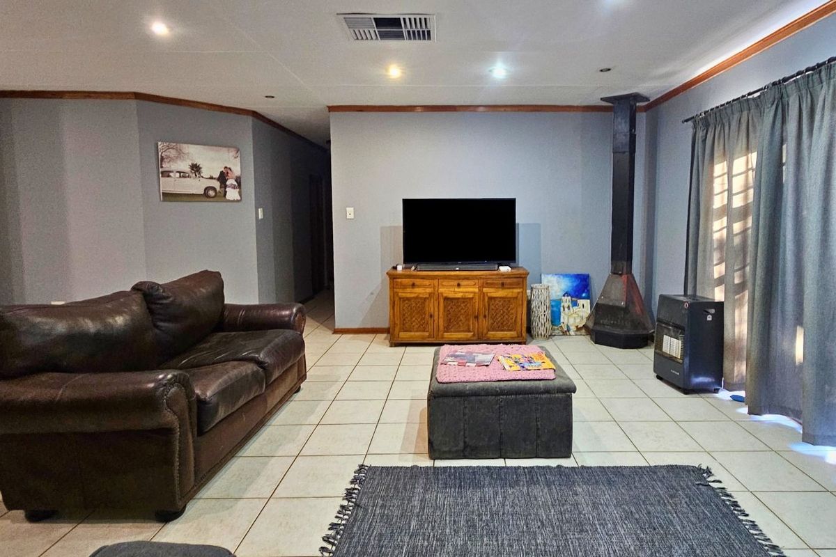 House For Sale in Hillcrest - Photo 4