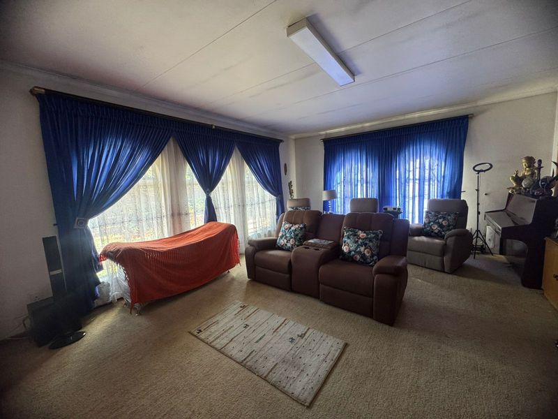 House For Sale in Mountain View - Photo 5