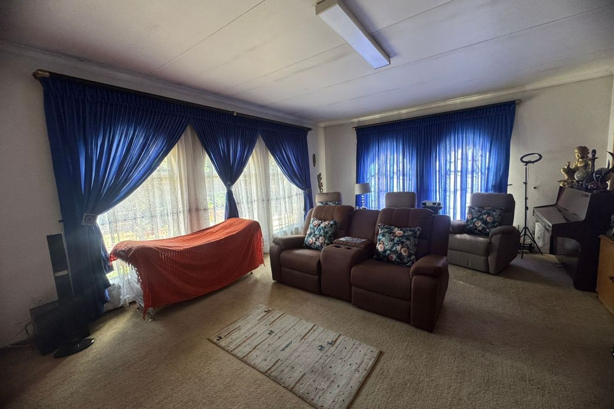 House For Sale in Mountain View - Photo 5