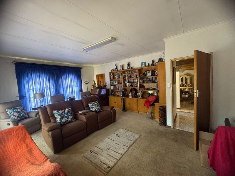 House For Sale in Mountain View - Photo 4