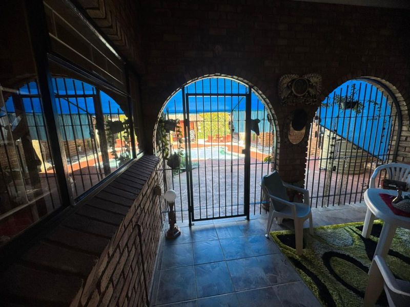 House For Sale in Mountain View - Photo 2