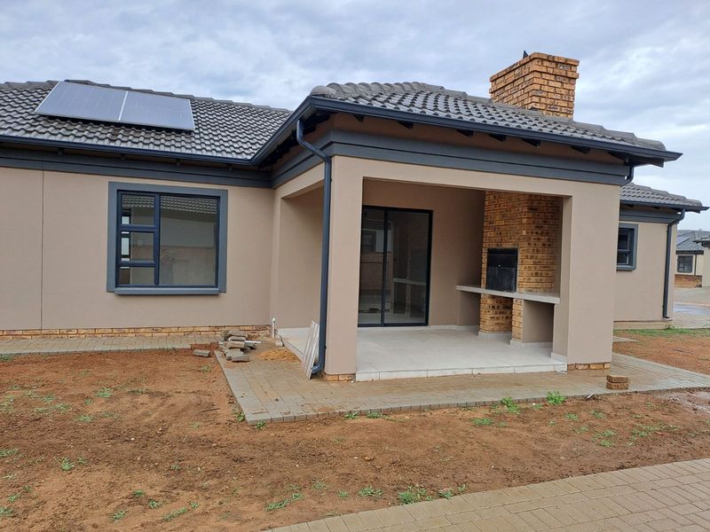 House For Sale in Rayton Central - Photo 2